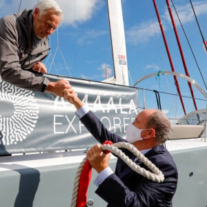 Exclusif - Yvan Griboval (Directeur d'expédition / Chef de quart / France) , le prince Albert II de Monaco - Le prince Albert II de Monaco assiste au départ du maxi-catamaran Amaala Explorer pour l'Expédition OceanoScientific Contaminants Méditerranée 2020 dans la Marina du Yacht Club de Monaco le 15 octobre 2020. © Claudia Albuquerque / Bestimage