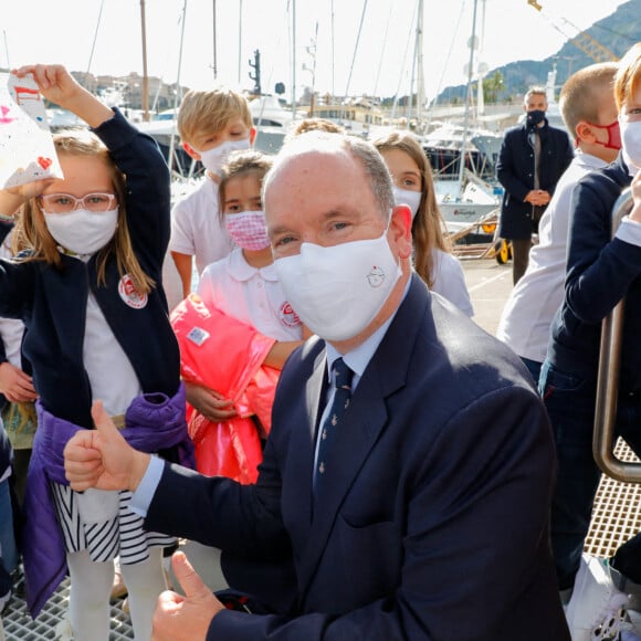 Exclusif - Le prince Albert II de Monaco - Le prince Albert II de Monaco assiste au départ du maxi-catamaran Amaala Explorer pour l'Expédition OceanoScientific Contaminants Méditerranée 2020 dans la Marina du Yacht Club de Monaco le 15 octobre 2020. © Claudia Albuquerque / Bestimage