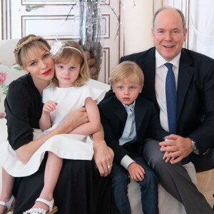 Le prince Albert de Monaco, son épouse Charlene et leurs deux enfants, Jacques et Gabriella, au palais princier de Monaco, 2020.