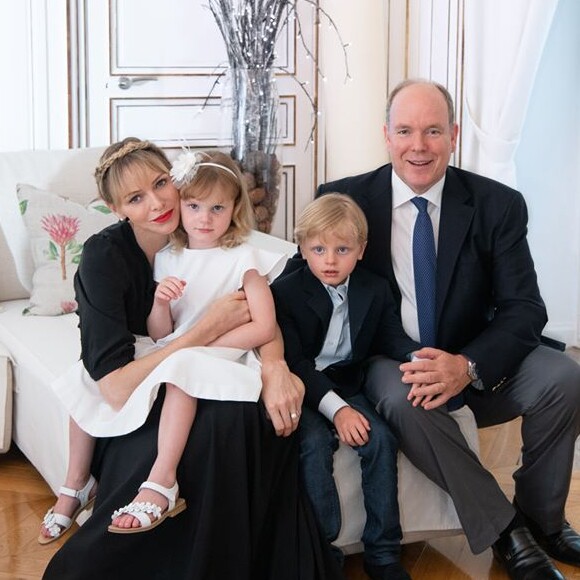Le prince Albert de Monaco, son épouse Charlene et leurs deux enfants, Jacques et Gabriella, au palais princier de Monaco, 2020.