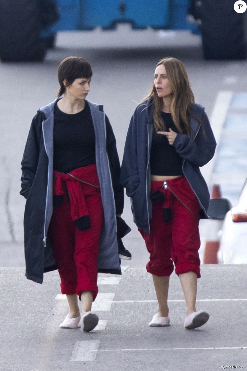 Films Et Series Tv Avec Ursula Corbero Exclusif - Ursula Corbero, Itziar Ituno - Tournage d'une scène de la série  La casa de papel à Madrid le 18 octobre 2020 - Purepeople