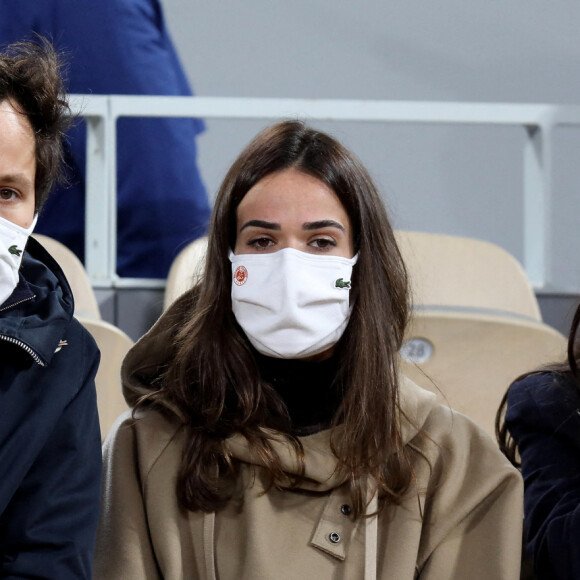 Vianney Bureau et sa compagne Catherine Robert en tribune lors des internationaux de tennis de Roland Garros à Paris le 4 octobre 2020. © Dominique Jacovides / Bestimage 