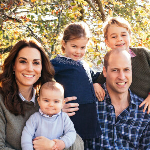 Le prince William, duc de Cambridge, et Catherine (Kate) Middleton, duchesse de Cambridge, posent avec leurs trois enfants, le prince Louis, la princesse Charlotte et le prince George à Anmer Hall, Norfolk, Royaume Uni.