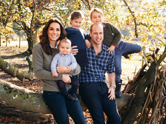 Le prince William, duc de Cambridge, et Catherine (Kate) Middleton, duchesse de Cambridge, posent avec leurs trois enfants, le prince Louis, la princesse Charlotte et le prince George à Anmer Hall, Norfolk, Royaume Uni.