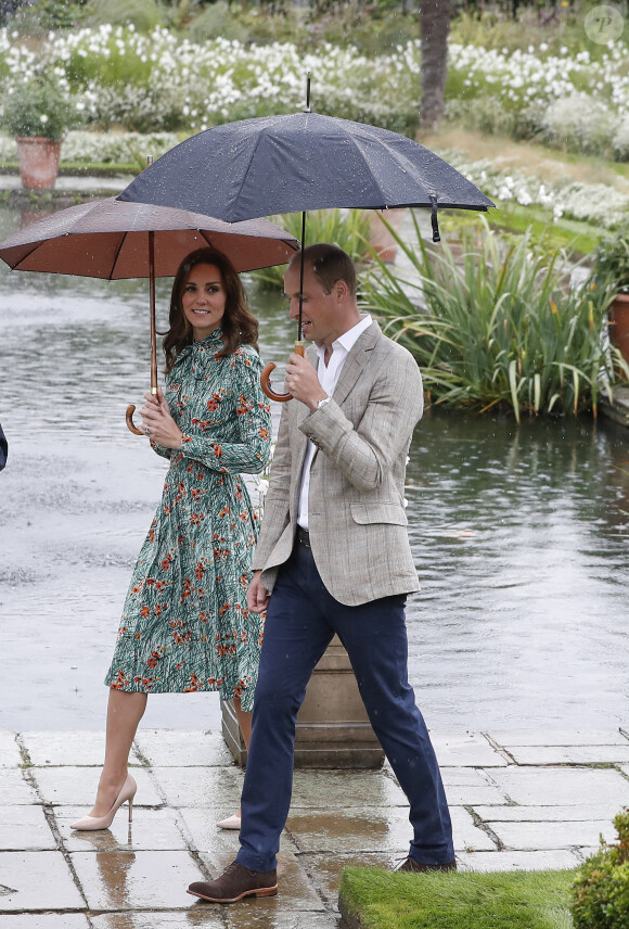 Catherine Kate Middleton,duchesse de Cambridge et Le prince William, duc de Cambridge lors d'une promenade dans les jardins du palais de Kensington pour saluer la mémoire de Lady Diana à Londres le 30 août 2017. 