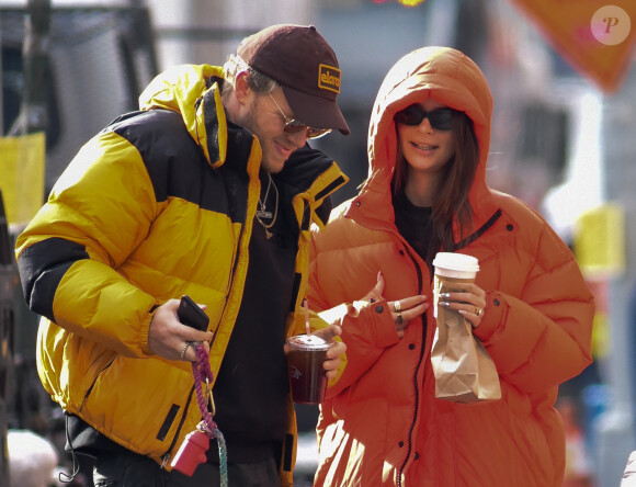 Emily Ratajkowski et son mari Sebastian Bear-MCclard partagent un baiser dans une rue de Manhattan accompagné de leur chien Colombo à New York le 23 janvier 2020. 
