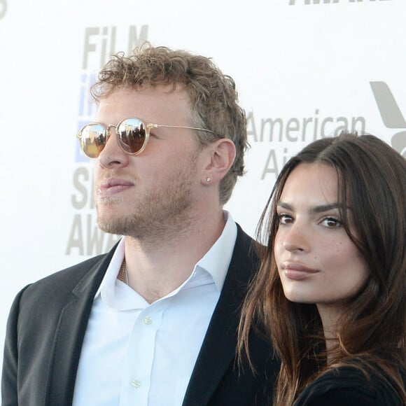 Emily Ratajkowski et son mari Sebastian Bear-McClard lors du photocall de la soirée de la 35ème édition des Film Independant Spirit Awards à Los Angeles le 8 février 2020. 