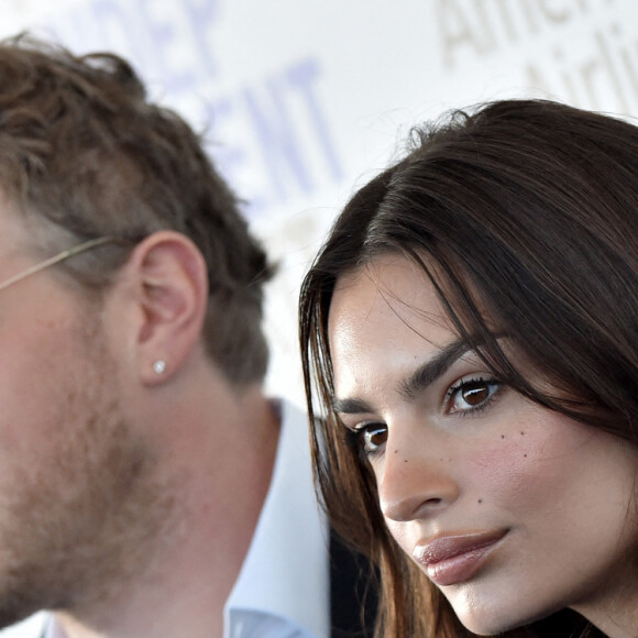 Sebastian Bear-McClard et Emily Ratajkowski au photocall de la soirée de la 35ème édition des Film Independant Spirit Awards à Los Angeles le 8 février 2020.  