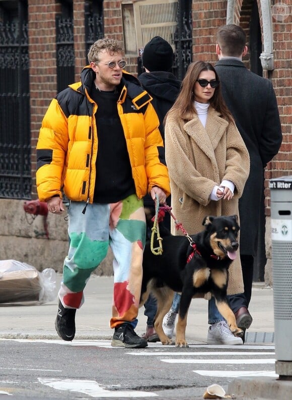 Emily Ratajkowski et son mari Sebastian Bear-McClard sont allés se promener en amoureux en compagnie de leur chien Colombo au Washington Square Park dans le quartier Manhattan à New York, le 16 février 2020 