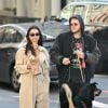 Emily Ratajkowski et son mari, Sebastian Bear-McClard promènent leur chien Colombo à New York, le 17 février 2020. 