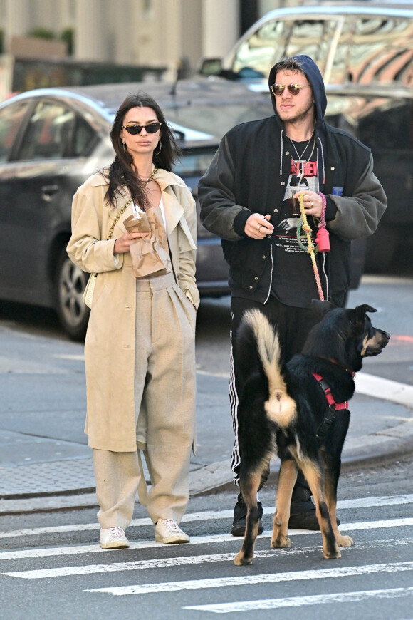 Emily Ratajkowski et son mari, Sebastian Bear-McClard promènent leur chien Colombo à New York, le 17 février 2020. 