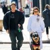 Exclusif - Emily Ratajkowski et son mari Sebastian Bear-McClard promènent leur chien Colombo à New York le 16 mars 2020.