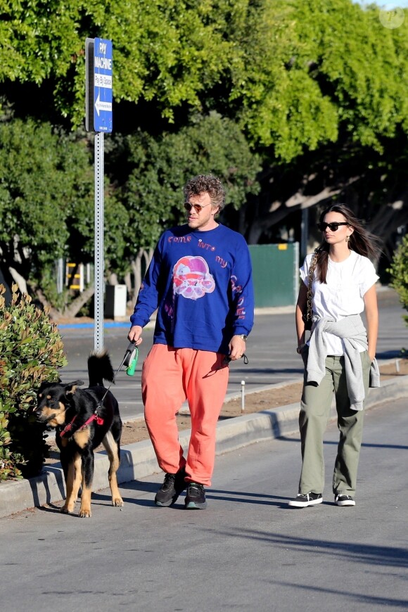 Exclusif - Emily Ratajkowski et son mari Sebastian Bear-McLard font une pause tendresse lors d'une balade avec leur chien Columbo à Venice le 12 mai 2020. 