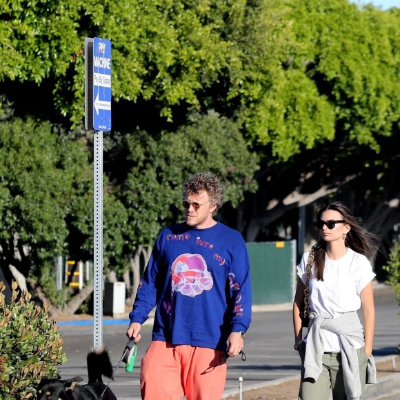 Exclusif - Emily Ratajkowski et son mari Sebastian Bear-McLard font une pause tendresse lors d'une balade avec leur chien Columbo à Venice le 12 mai 2020. 