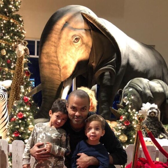 Tony Parker avec ses fils Liam et Josh.