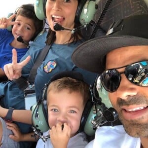 Tony Parker avec sa femme Axelle Francine et leurs deux fils Josh et Liam lors d'un vol en hélicoptère à la station Villars de Lans, le 26 juillet 2019.