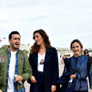 Jonathan Cohen, Doria Tillier, Camille Chamoux et Youssef Hajdi lors du photocall pour la série "La Flamme" lors du festival Canneseries à Cannes le 9 octobre 2020. © Bruno Bebert / Bestimage