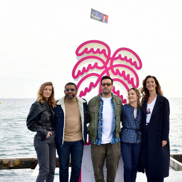 Céline Sallette, Youssef Hajdi, Jonathan Cohen, Camille Chamoux et Doria Tillier lors du photocall pour la série "La Flamme" lors du festival Canneseries à Cannes le 9 octobre 2020. © Bruno Bebert / Bestimage