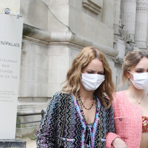 Vanessa Paradis et sa fille Lily-Rose Depp à la sortie du défilé de mode prêt-à-porter printemps-été 2021 "Chanel" au Grand Palais à Paris. Le 6 octobre 2020