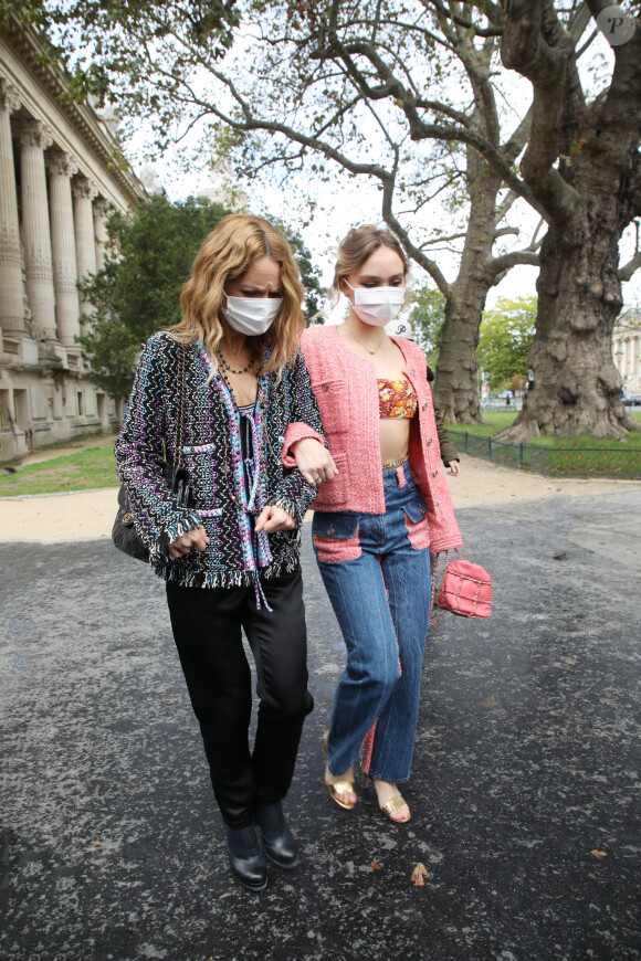 Vanessa Paradis et sa fille Lily-Rose Depp à la sortie du défilé de mode prêt-à-porter printemps-été 2021 "Chanel" au Grand Palais à Paris. Le 6 octobre 2020