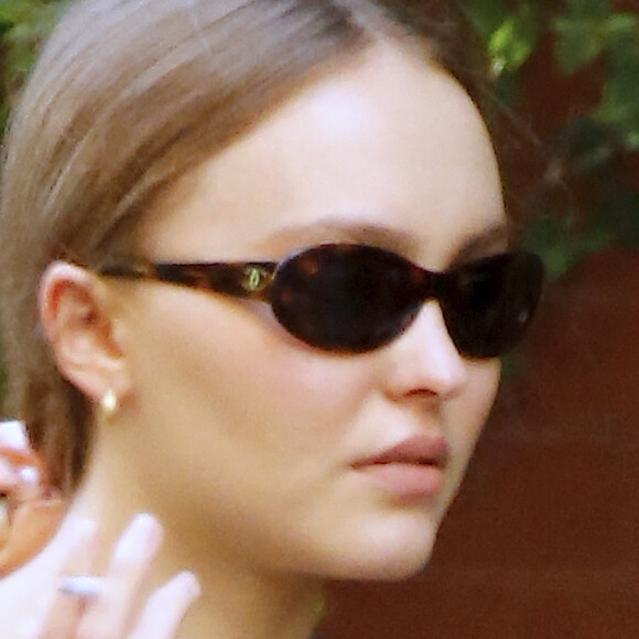 Lily-Rose Depp attend sa voiture devant son hôtel dans le quartier de Soho à New York, le 30 mai 2018