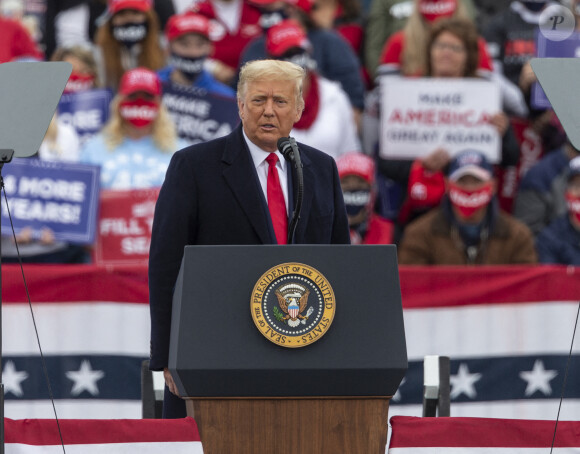 Le président Donald Trump, en campagne pour les présidentielles, prononce un discours lors d'un meeting à l'aéroport de Lancaster à Lititz, Pennsylvanie le 26 octobre 2020.