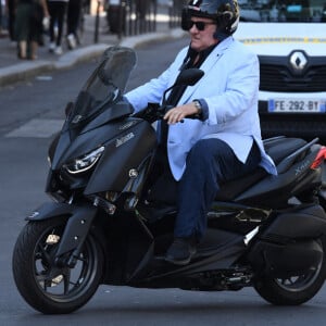 Exclusif - Gérard Depardieu déjeune avec une amie dans un restaurant japonais de Saint-Germain-des-Prés à Paris le 18 septembre 2020.