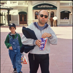 Archives - Gérard Jugnot et son fils Arthur à l'inauguration de Disneyland Paris, en 1992.