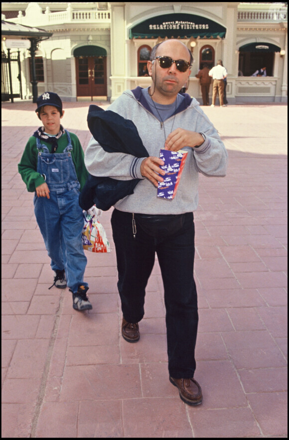 Archives - Gérard Jugnot et son fils Arthur à l'inauguration de Disneyland Paris, en 1992.