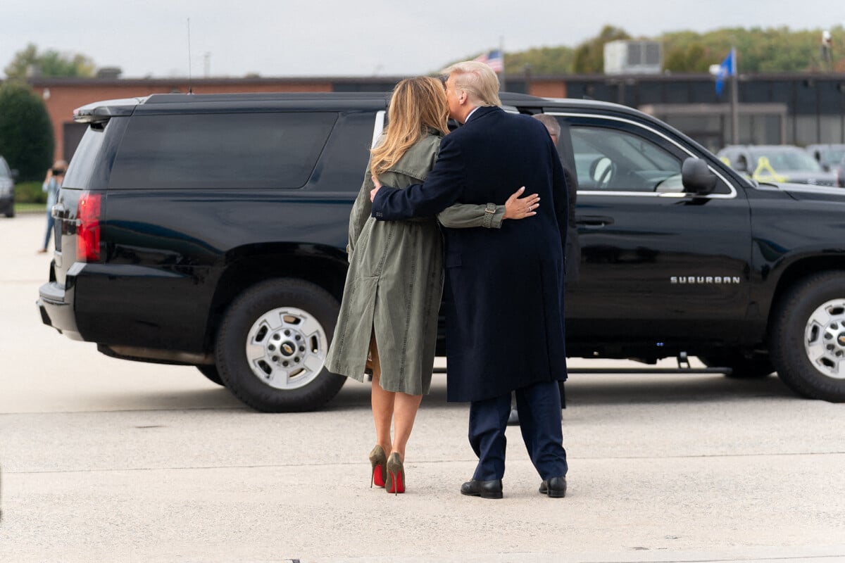 Melania et Donald Trump tactiles gestes tendres et baiser, à lapproche de lélection photo image photo