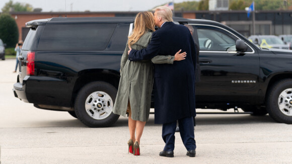 Melania et Donald Trump tactiles : gestes tendres et baiser, à l'approche de l'élection
