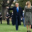 Le président Donald Trump et la première dame Melania Trump quittent La Maison Blanche à Washington, D.C, le 27 octobre 2020