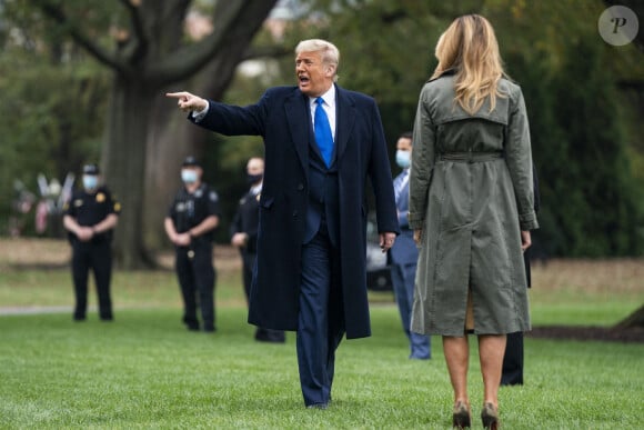 Le président Donald Trump et la première dame Melania Trump quittent La Maison Blanche à Washington, D.C, le 27 octobre 2020