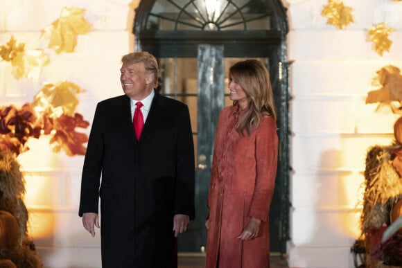 Le président américain Donald Trump et la première dame Melania Trump lors de l'événement Halloween 2020 de la Maison Blanche sur la pelouse sud de la Maison Blanche le 26 octobre 2020 à Washington, DC.