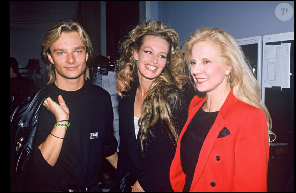 David Hallyday, Estelle Lefébure et Sylvie Vartan en coulisses d'un défile de mode en 1990.