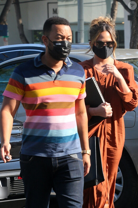 Exclusif - Chrissy Teigen et son mari John Legend sont allés faire des courses au Bristol Farms dans le quartier de Beverly Hills à Los Angeles pendant l'épidémie de coronavirus (Covid-19), le 15 octobre 2020.