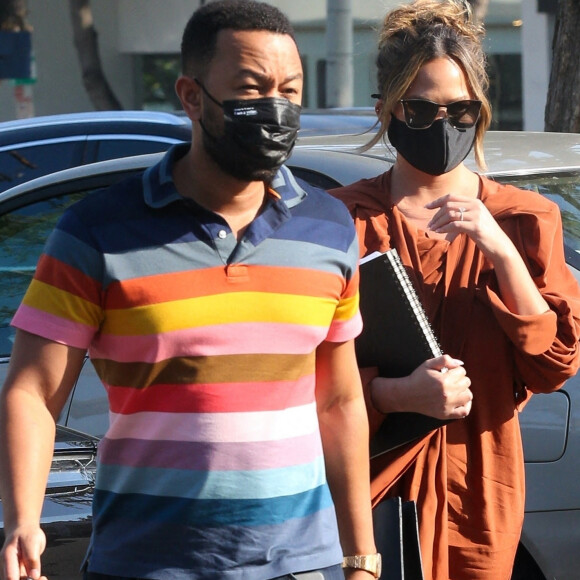 Exclusif - Chrissy Teigen et son mari John Legend sont allés faire des courses au Bristol Farms dans le quartier de Beverly Hills à Los Angeles pendant l'épidémie de coronavirus (Covid-19), le 15 octobre 2020.