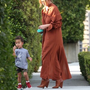 Exclusif - Chrissy Teigen et son mari John Legend sont allés faire des courses au Bristol Farms dans le quartier de Beverly Hills à Los Angeles pendant l'épidémie de coronavirus (Covid-19). Leur fils Miles les accompagne. Le 15 octobre 2020.