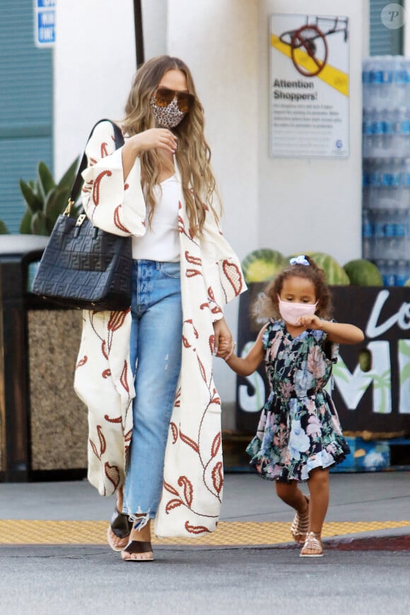Exclusif - Chrissy Teigen (enceinte) , son mari John Legend et leurs enfants lors d'une sortie shopping à Los Angeles le 7 septembre 2020.