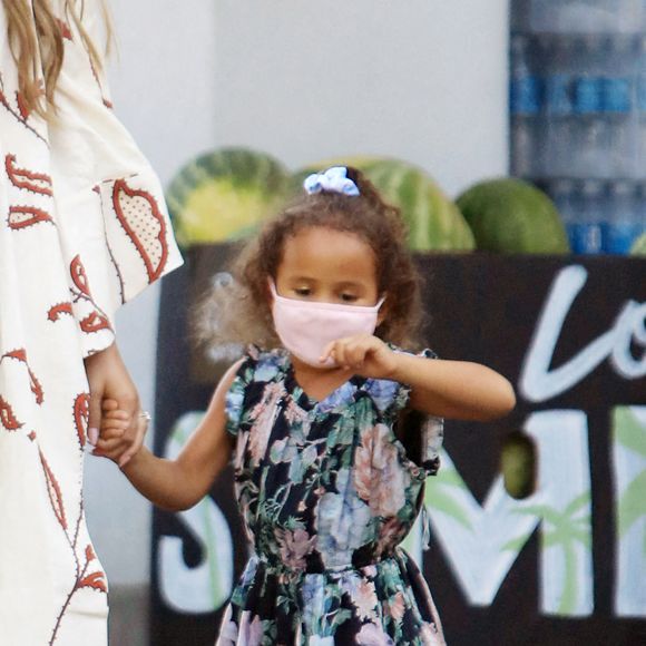 Exclusif - Chrissy Teigen (enceinte) , son mari John Legend et leurs enfants lors d'une sortie shopping à Los Angeles le 7 septembre 2020.