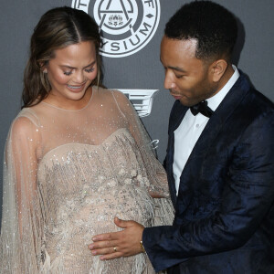 Chrissy Teigen, enceinte et son mari John Legend - Les célébrités posent lors du photocall de la soirée "The Art of Elysium" à Santa Monica le 6 janvier 2018.