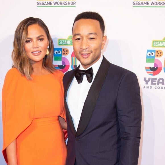 Chrissy Teigen et son mari John Legend - Les célébrités lors du gala de charité du 50e anniversaire de Sesame Workshop à Cipriani Wall Street à New York, le 29 mai 2019.