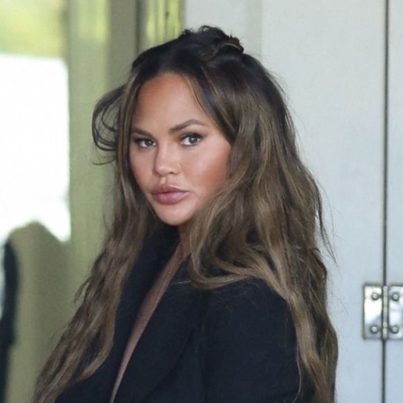 Exclusif - Chrissy Teigen et son mari John Legend visite des maisons à vendre avec leurs enfants Luna et Miles à Los Angeles pendant l'épidémie de coronavirus (Covid-19).