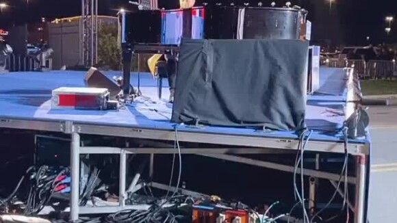 Chrissy Teigen a filmé son mari John Legend chantant pendant le meeting de Joe Biden à Pittsburg le 2 novembre 2020.