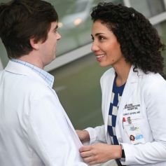 Shaun amoureux de Carly dans la saison 3 de la série "Good doctor" diffusée sur TF1. 