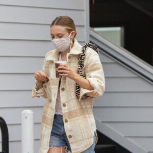 Exclusif - Dakota Fanning porte 2 masques de protection en balade dans le quartier de Studio City à Los Angeles pendant l'épidémie de coronavirus (Covid-19), le 22 octobre 2020