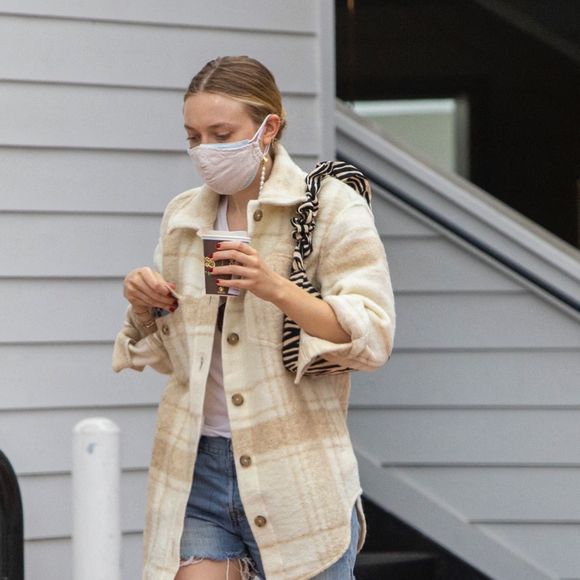 Exclusif - Dakota Fanning porte 2 masques de protection en balade dans le quartier de Studio City à Los Angeles pendant l'épidémie de coronavirus (Covid-19), le 22 octobre 2020