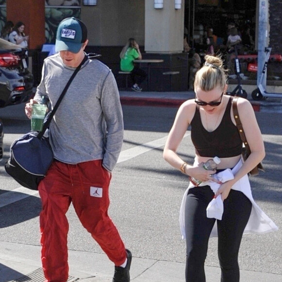 Exclusif - Dakota Fanning et un ami à la sortie du supermarché "Erewhon Market" à Los Angeles, le 28 février 2020.