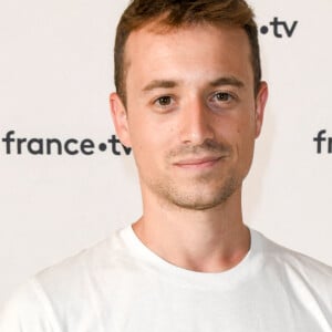 Hugo Clément au photocall de la conférence de presse de France 2 au théâtre Marigny à Paris le 18 juin 2019 © Coadic Guirec / Bestimage