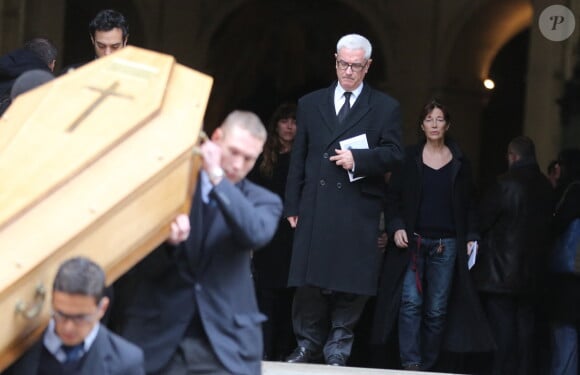 Lou Doillon et Jane Birkin - Sortie des obsèques de Kate Barry en l'église Saint-Roch à Paris. Le 19 decembre 2013.